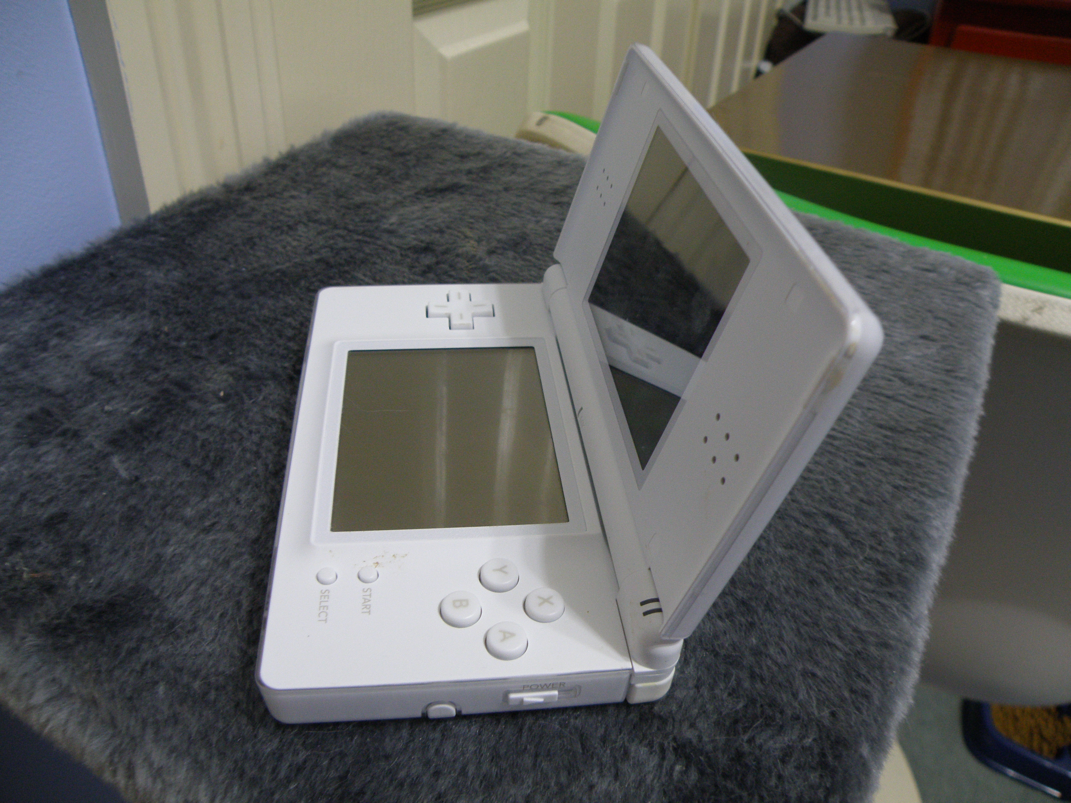 Nintendo DS Lite aufgeklappt