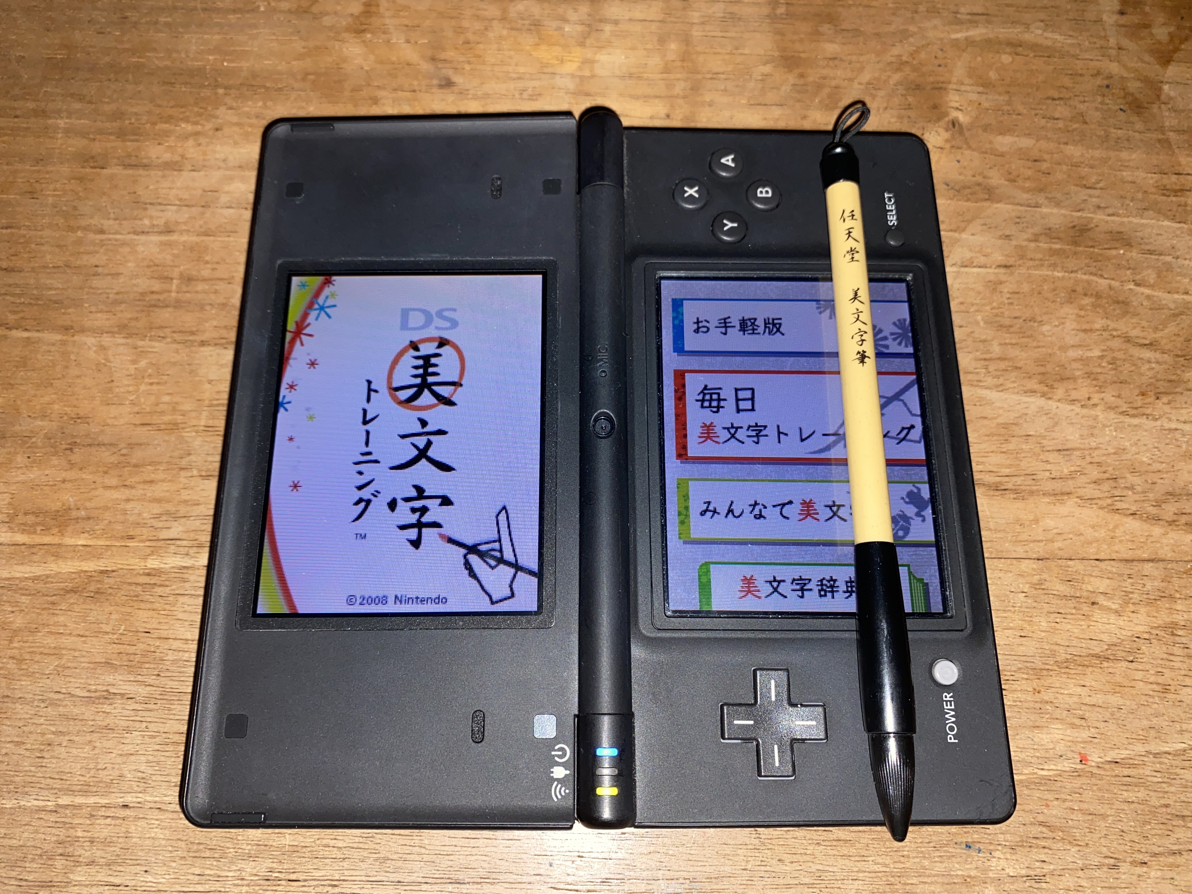 Nintendo DSi aufgeklappt mit Stylus